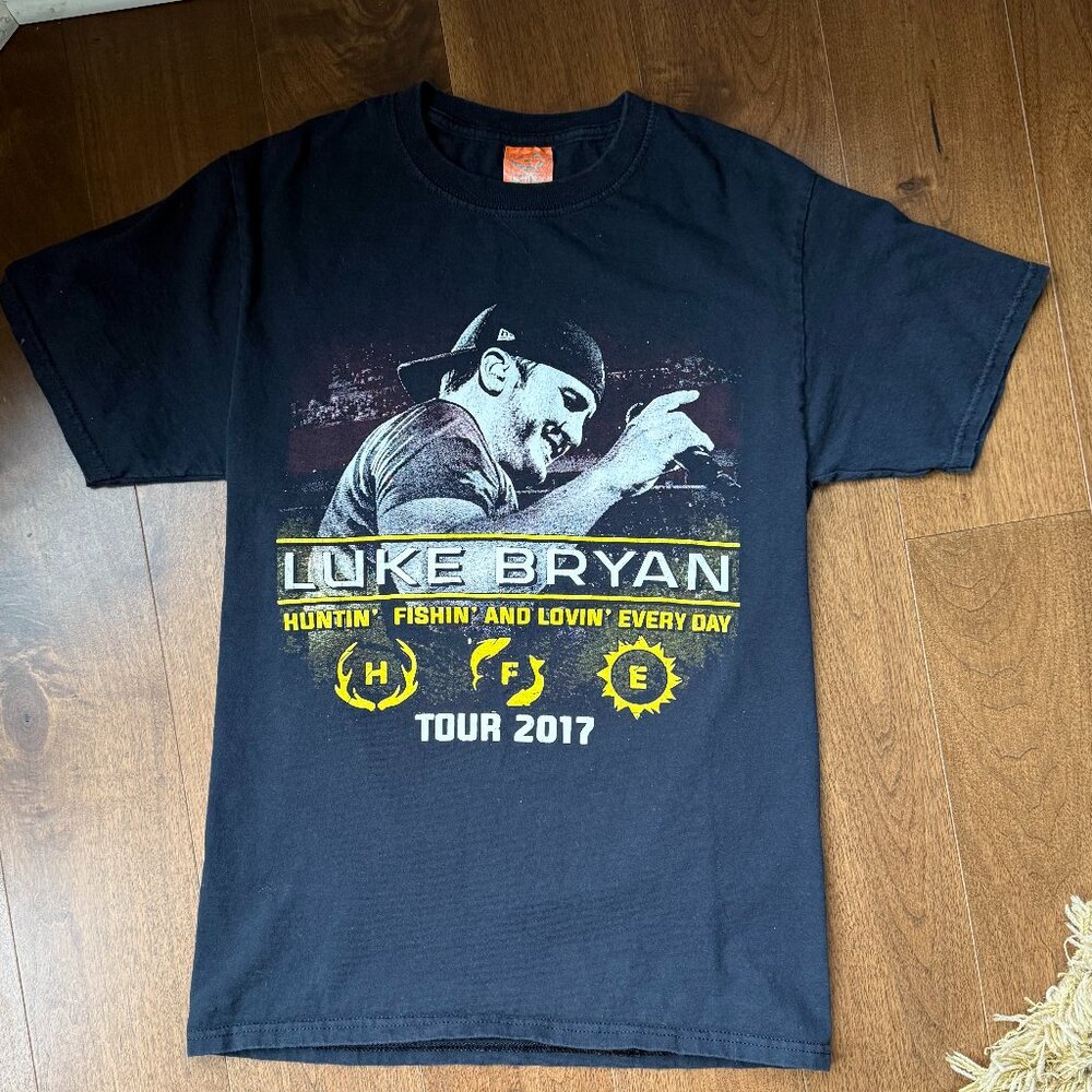 LUKE BRYAN HUNTIN' FISHIN' AND LOVIN' EVERY DAY 2017 OFFICIAL TOUR T_SHIRT SMALL